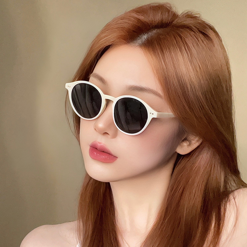 网红同款米白色椭圆显脸小太阳镜