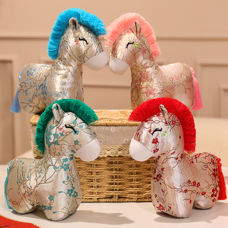 2026马年吉祥物宋锦四季马生肖马公仔布艺玩偶公仔新年礼物挂件
