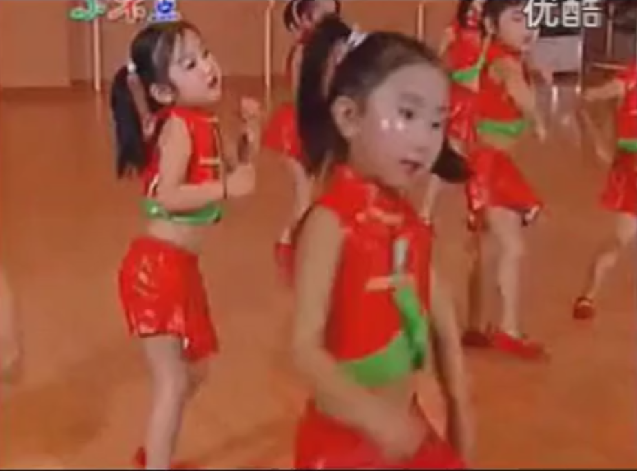儿童徒手操表演服幼儿园表演服啦啦操演出服亮皮裙红色表演皮裙