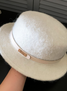 留洋千金风白色毛呢平顶礼帽女
