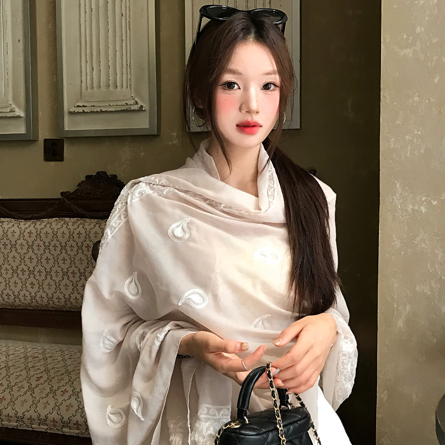 民族风腰果花刺绣丝巾旅游拍照图片