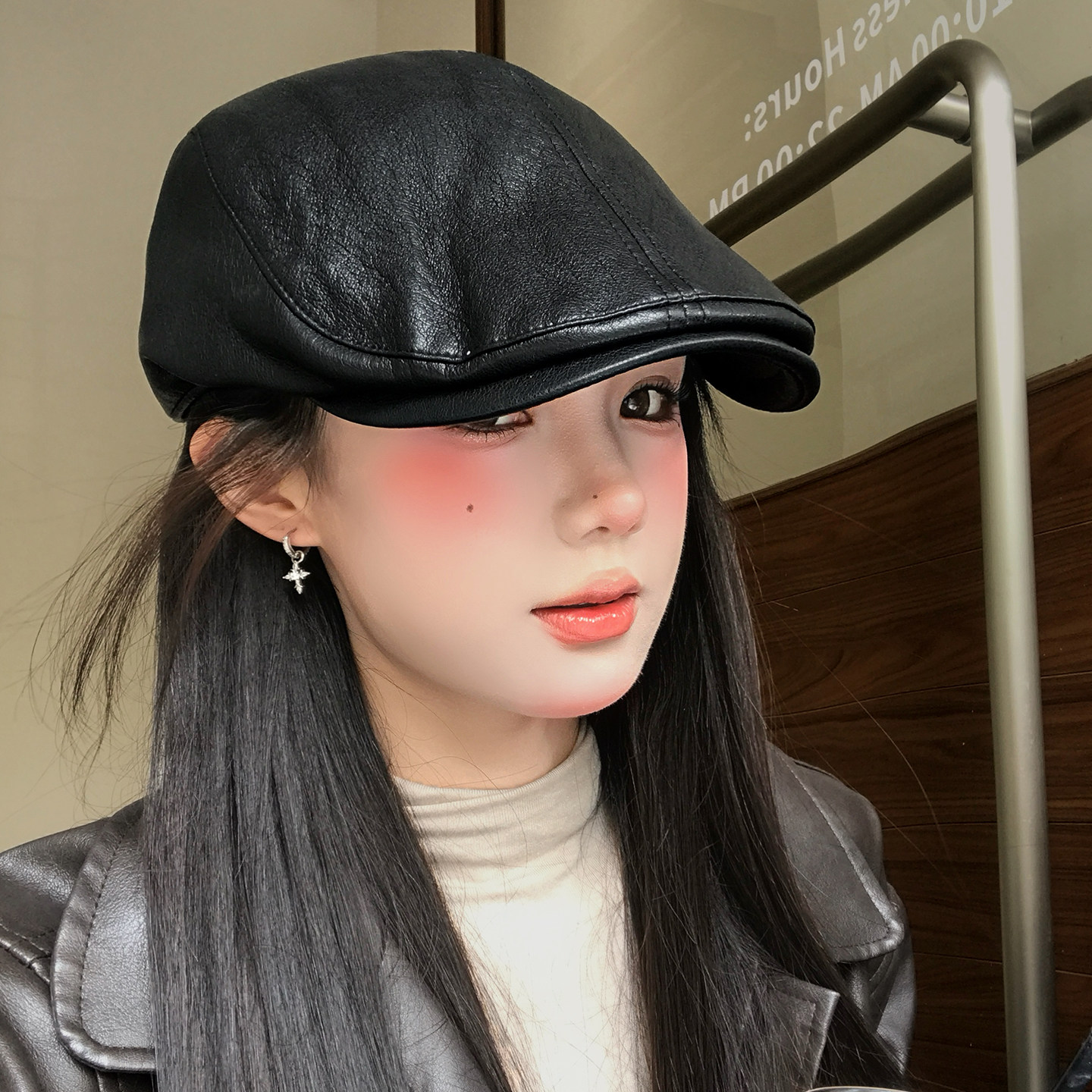 黑色褶皱皮质前进帽女秋季个性复古英伦风反戴鸭舌贝雷帽子显脸小