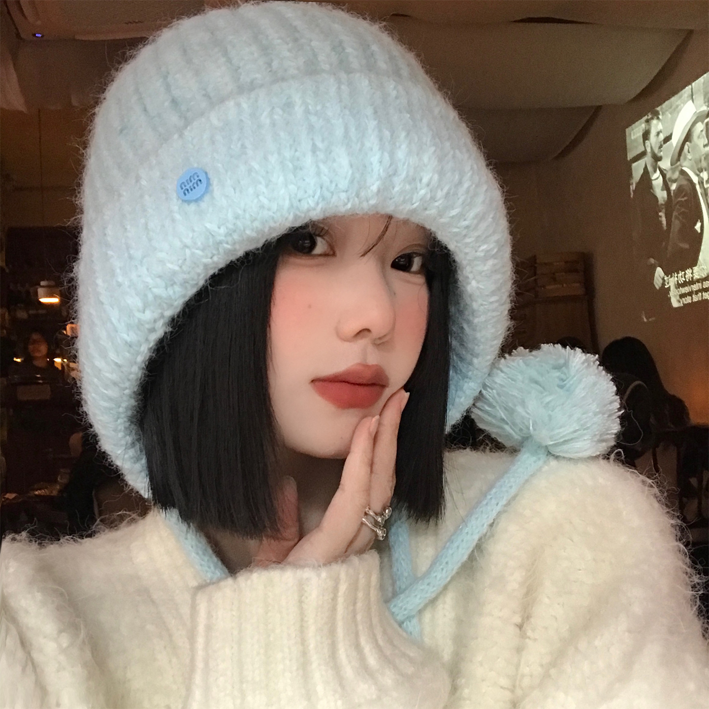 蓝色毛球针织护耳帽子女秋冬季