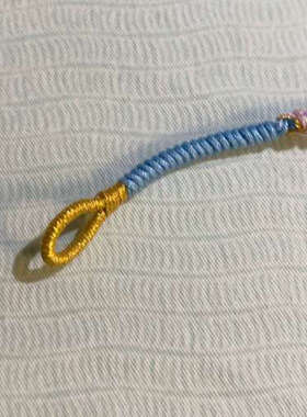 台州设备手工编织翡翠A货手，紫色编织绳搭配金色装饰，中间镶嵌