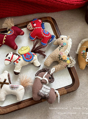 本命年可爱布艺小马胸针女款2025新款毛衣配饰胸花新年儿童饰品冬