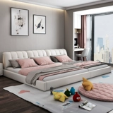 Вторая семейная кровать 4 -личная спальня в главной спальне 3 метра, широкая широкая белая кожаная кровать, кровать, родительская кровать, семейство четыре