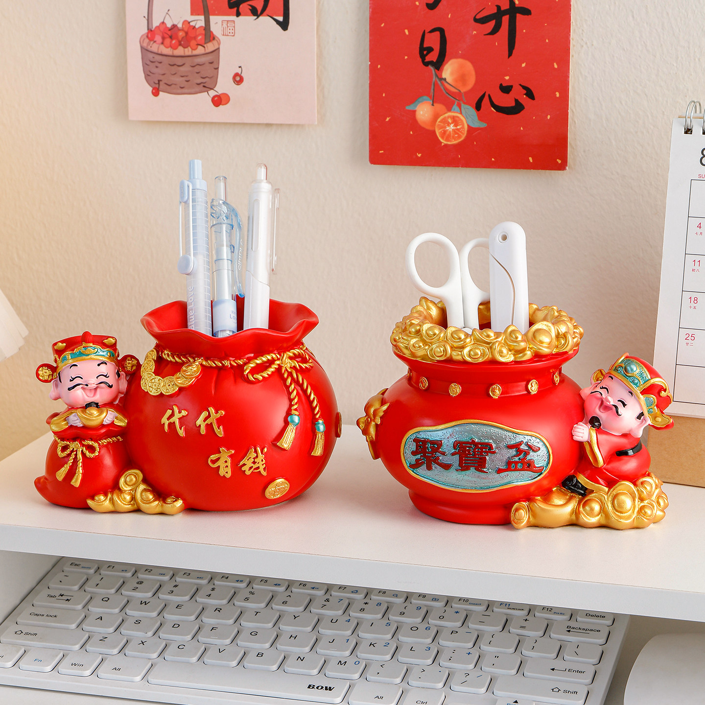 桌面创意财神爷笔筒高级感房间存钱罐收纳实用办公室工位装饰摆件