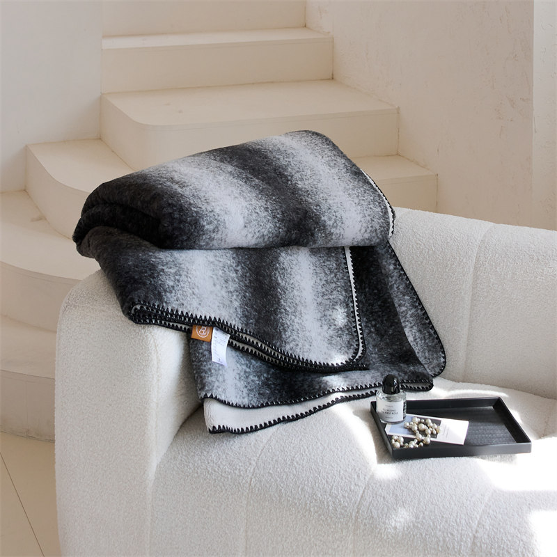 冬天保暖云貂绒毛毯北欧风情绒毯双面毯沙发盖毯高级感轻奢披肩毯