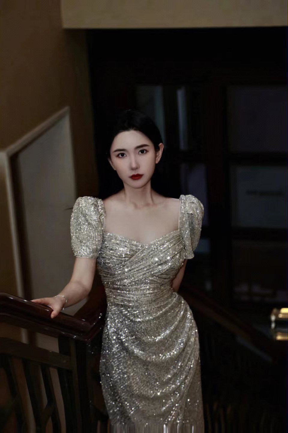 代购银色亮片短袖开叉修身连衣裙高级感名媛风裙超闪礼服裙长裙