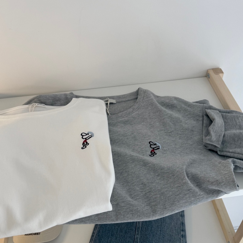 秋冬水洗磨毛棉正肩圆领长袖打底衫 宽松韩系侧边刺绣卡通小人女T