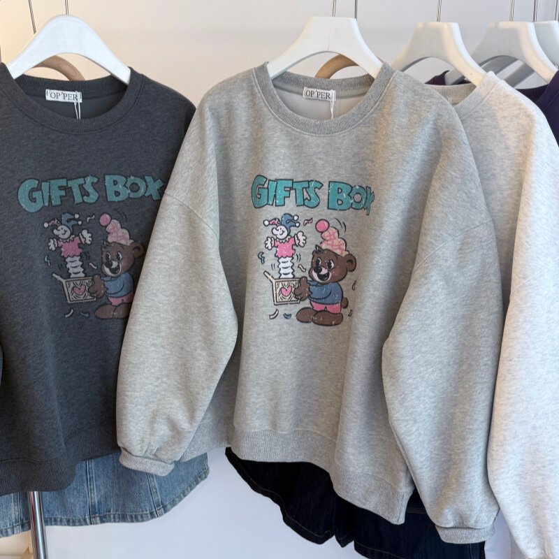 韩系复古礼物盒小熊印花圆领卫衣女秋 宽松慵懒落肩休闲套头上衣
