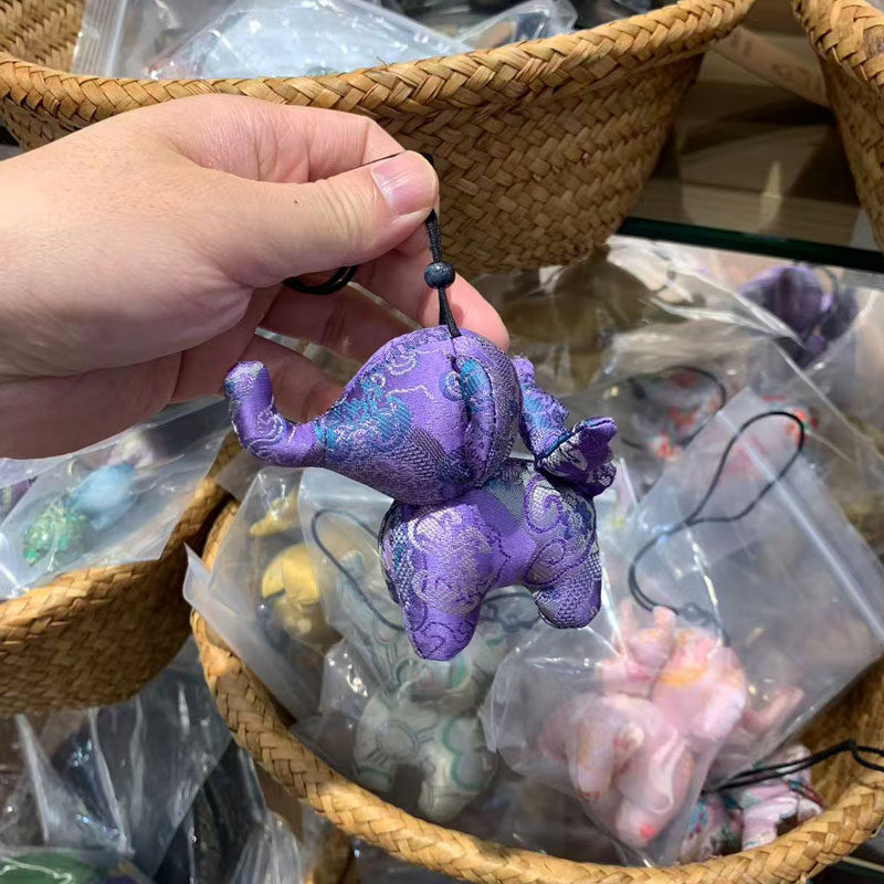 手机实拍真丝桑蚕丝小飞象挂件新中式国风时尚包包挂件,服饰配件/皮带/帽子/围巾,包挂件,淘宝优惠券,粉丝福利购,淘宝优惠卷