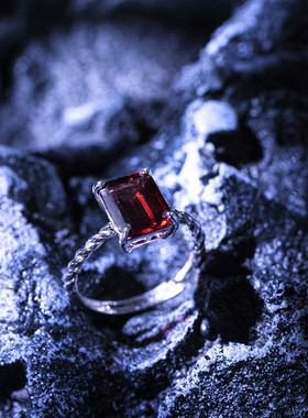 阿黛丽 方形戒指S925银女镶鸽血红色宝石石榴石戒指简约气质款式