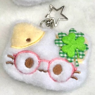 自制棉花猫咪四叶草卡通可爱萌公仔少女心胸针发夹学生钥匙扣礼物