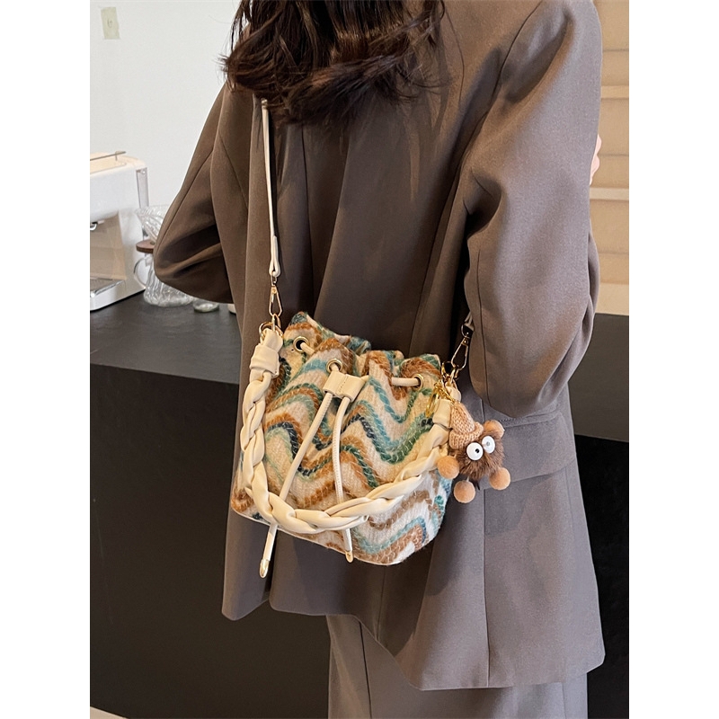 法国CavienKIon小众洋气编织束口包包女波纹ins单肩水桶包斜挎包