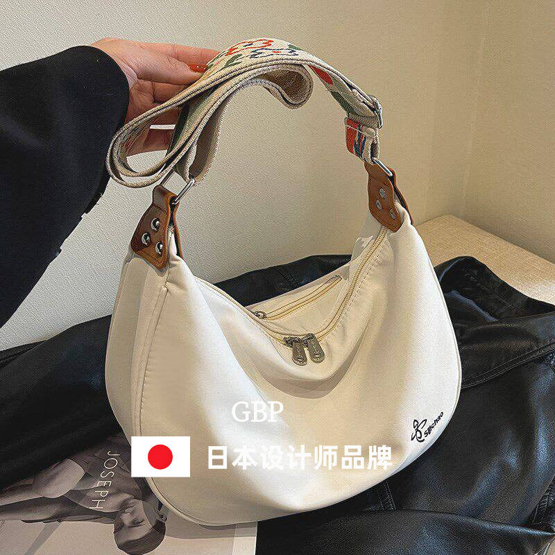 日本ファッションバッグ尼龙布女包大容量单肩斜挎包马鞍包饺子包