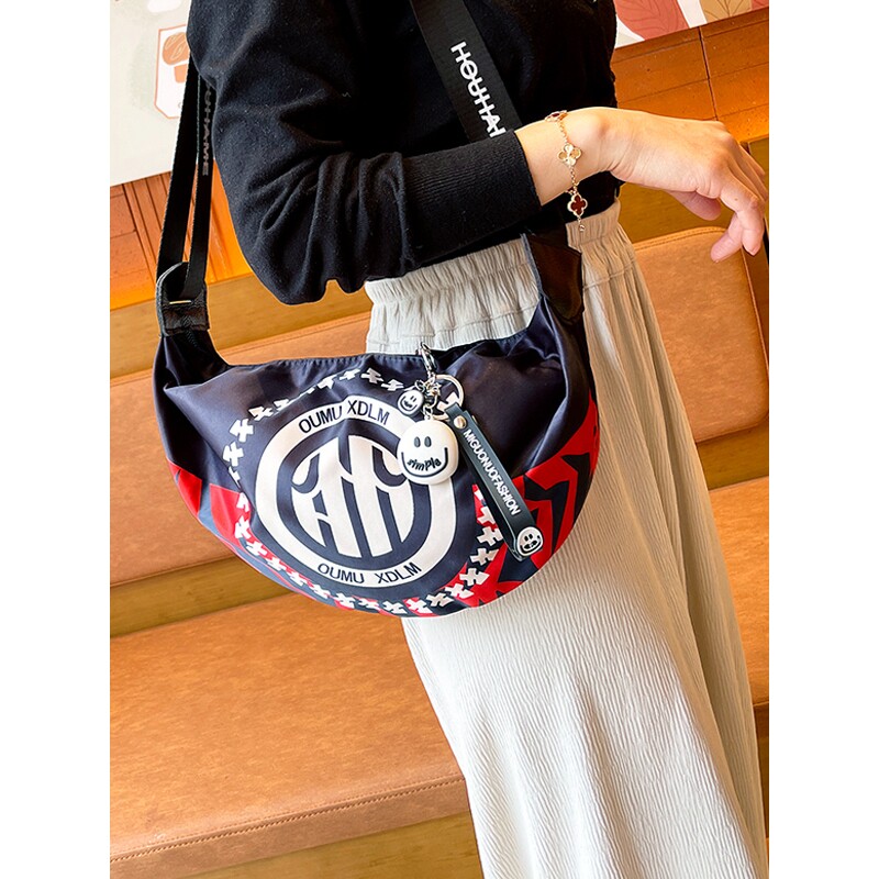 法国ITonick.牛津布轻便斜挎包女新款时尚饺子包休闲运动机车胸包