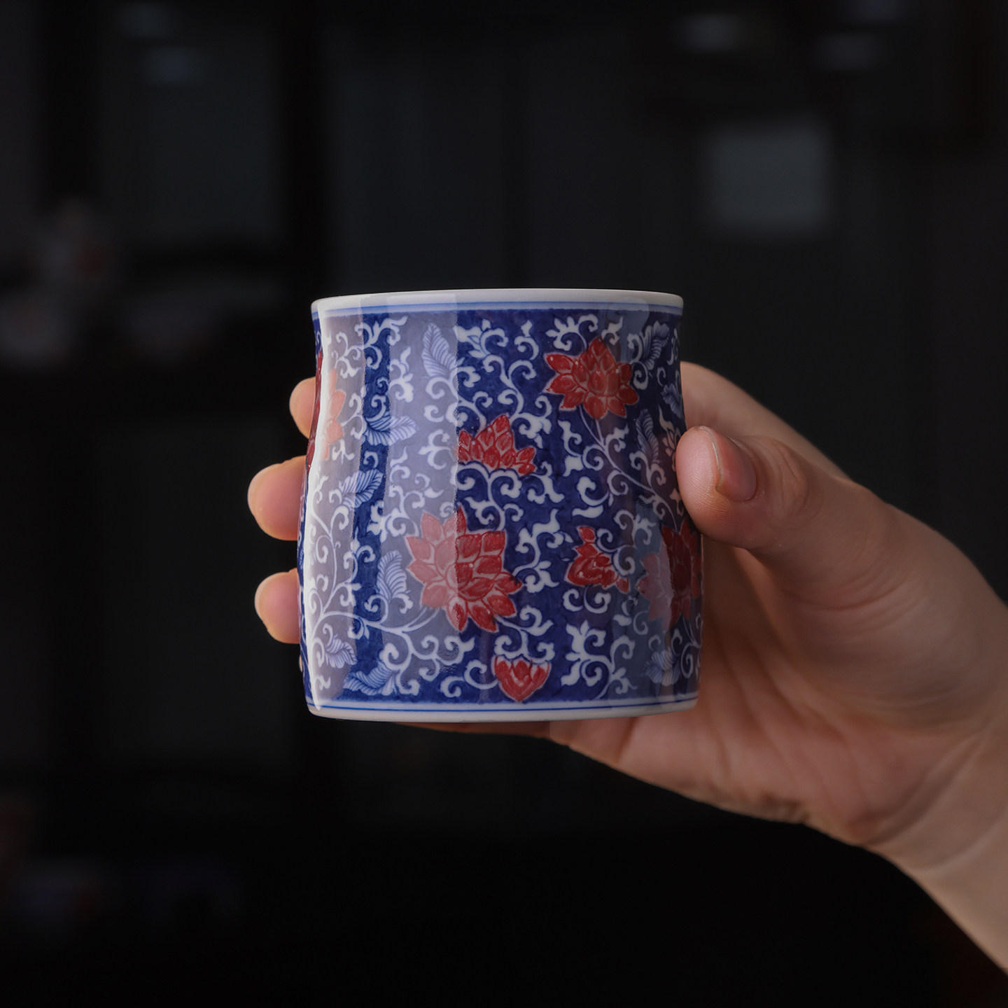 景德镇青花釉里红蓝地缠枝莲茶杯图片