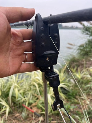 飞德钓 平价报警器+摇摆器一套（带电池）