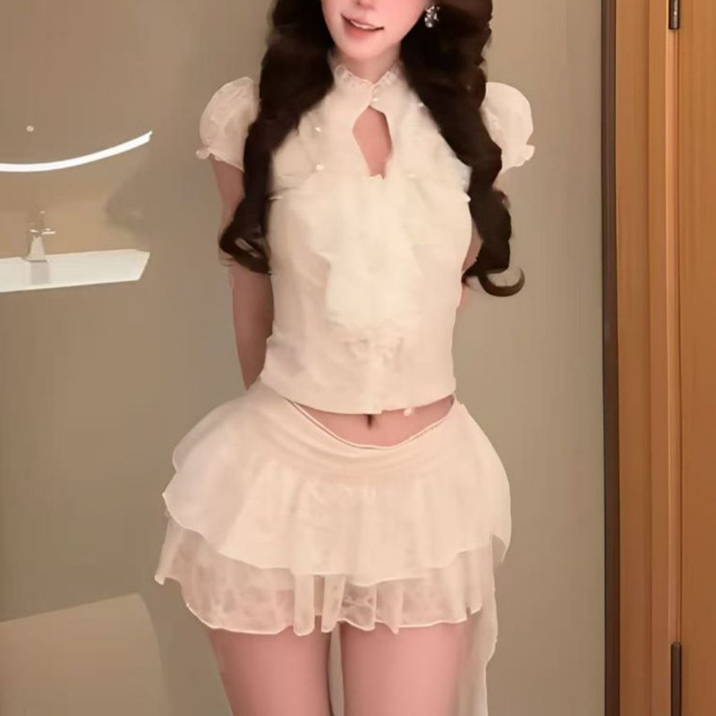 蕾丝镂空上衣收腰蛋糕短裙两件套