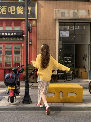 Желтый демисезонный свитер, изысканный стиль, оверсайз