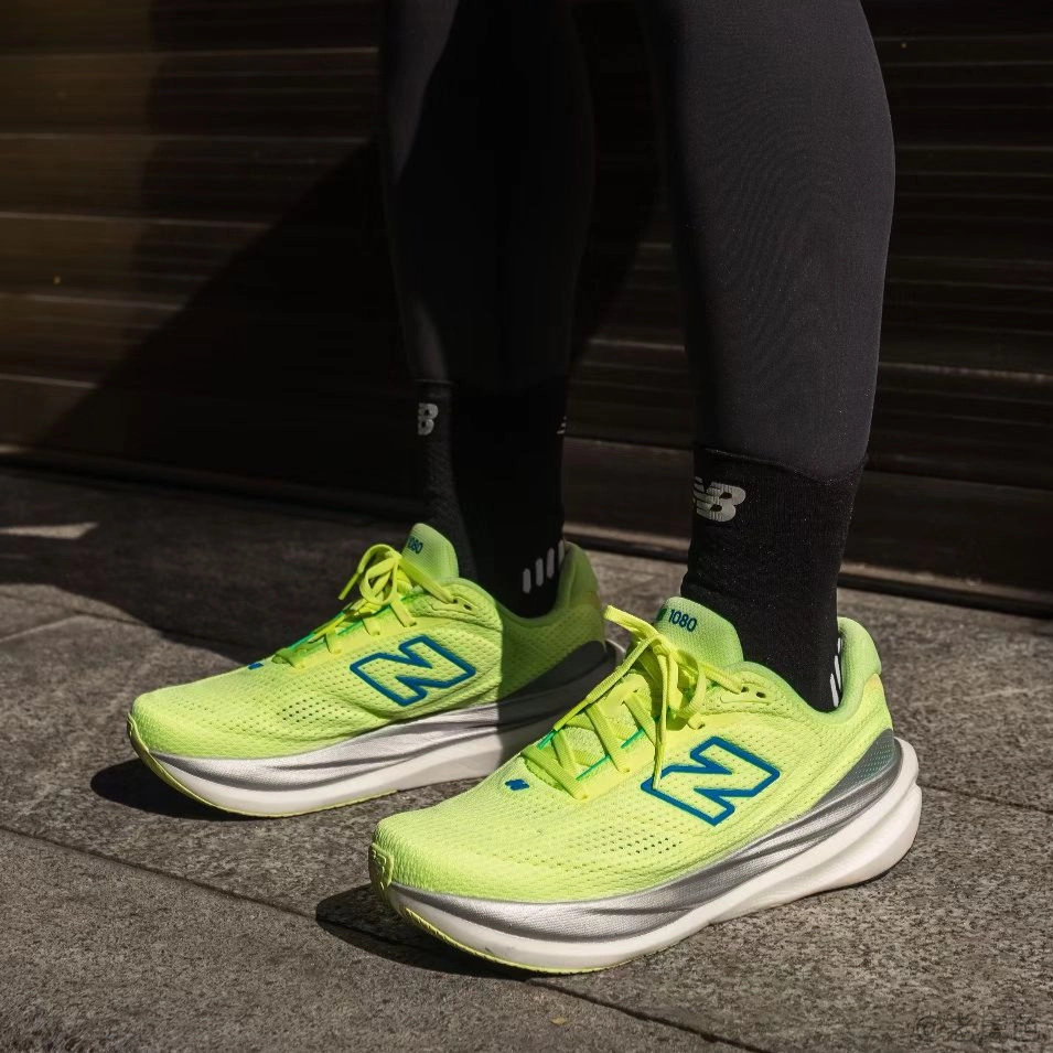 NB1080v15浅绿色缓震耐磨跑步鞋