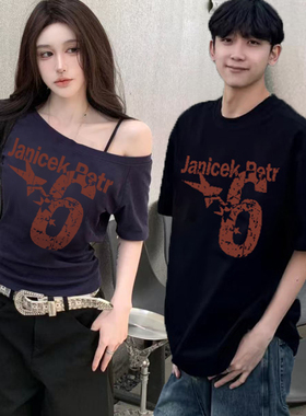 2025年爆款情侣百搭显瘦辣妹宽松休闲印花设计感洋气小众斜肩上衣