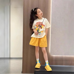 女童夏季套装2026新款洋气短袖巨好看中大童卡通黄色短裤两件套潮