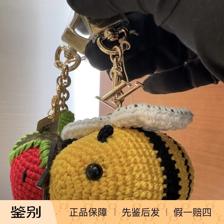 奢店正品 2025新款 LV/路易威登 小蜜蜂草莓编织包饰钥匙扣M02585