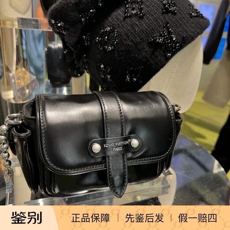 奢店代购 2025新款 LV/路易威登 CARGO黑武士迷你牛皮手袋 M13989