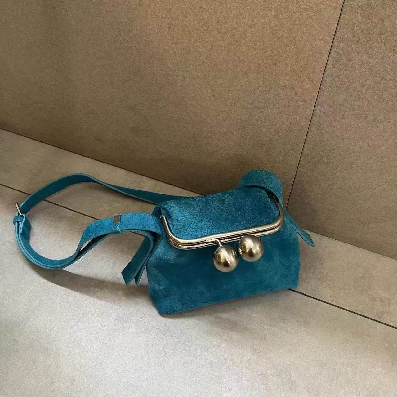 日韩系斜挎磨砂夹口金盒子通勤日常逛街丝绒新款韩版锁扣单肩包包