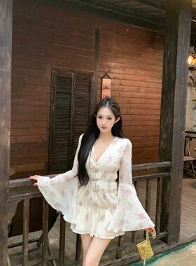 法式碎花v领喇叭袖连衣裙女装夏季收腰显瘦a字裙子温柔度假风短裙