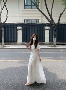 宅女家气质冰霜白荷叶边飞飞袖连衣裙女春季绝美显瘦露肩大摆裙