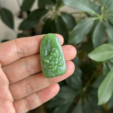 天然和田玉碧玉荷花牌子吊坠阳绿色挂件