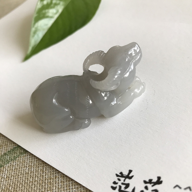 天然和田玉青海料浅烟紫色立体牛吊坠男女款挂件毛衣链玉佩
