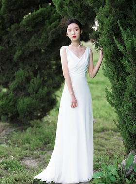 原创简约v领收腰显瘦新娘出门纱旅拍轻婚纱定制