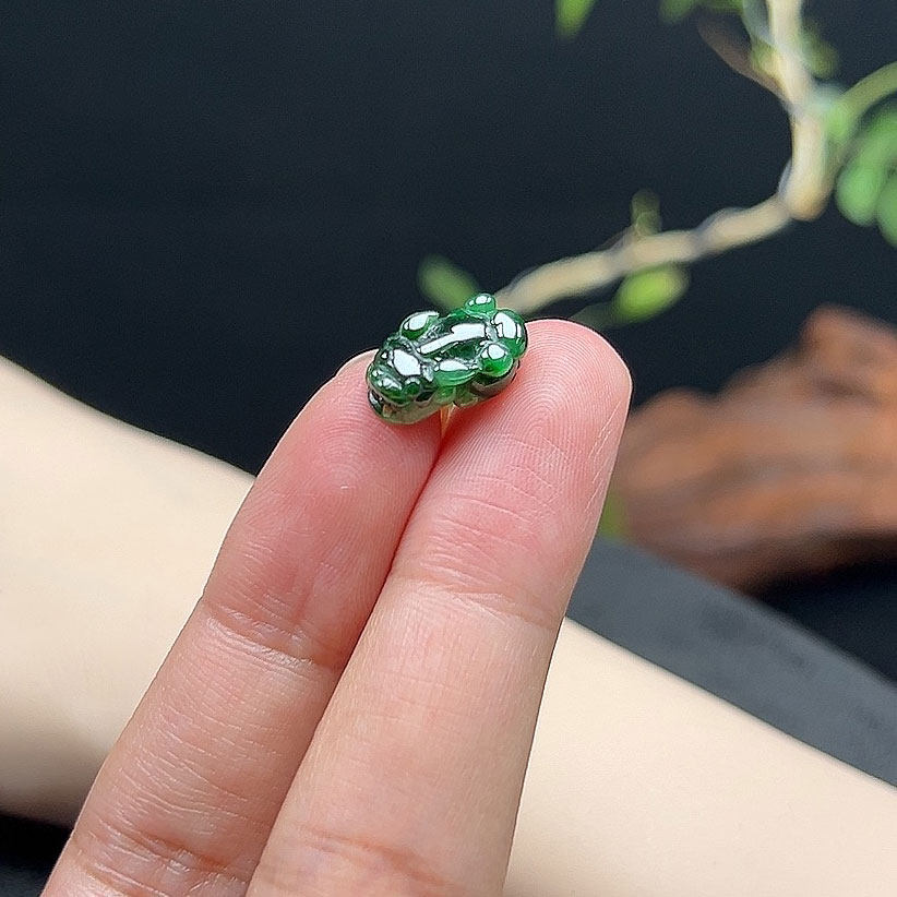 天然缅甸A货翡翠玉石吊坠立体小貔貅玉坠老坑辣色辣绿皮丘项坠