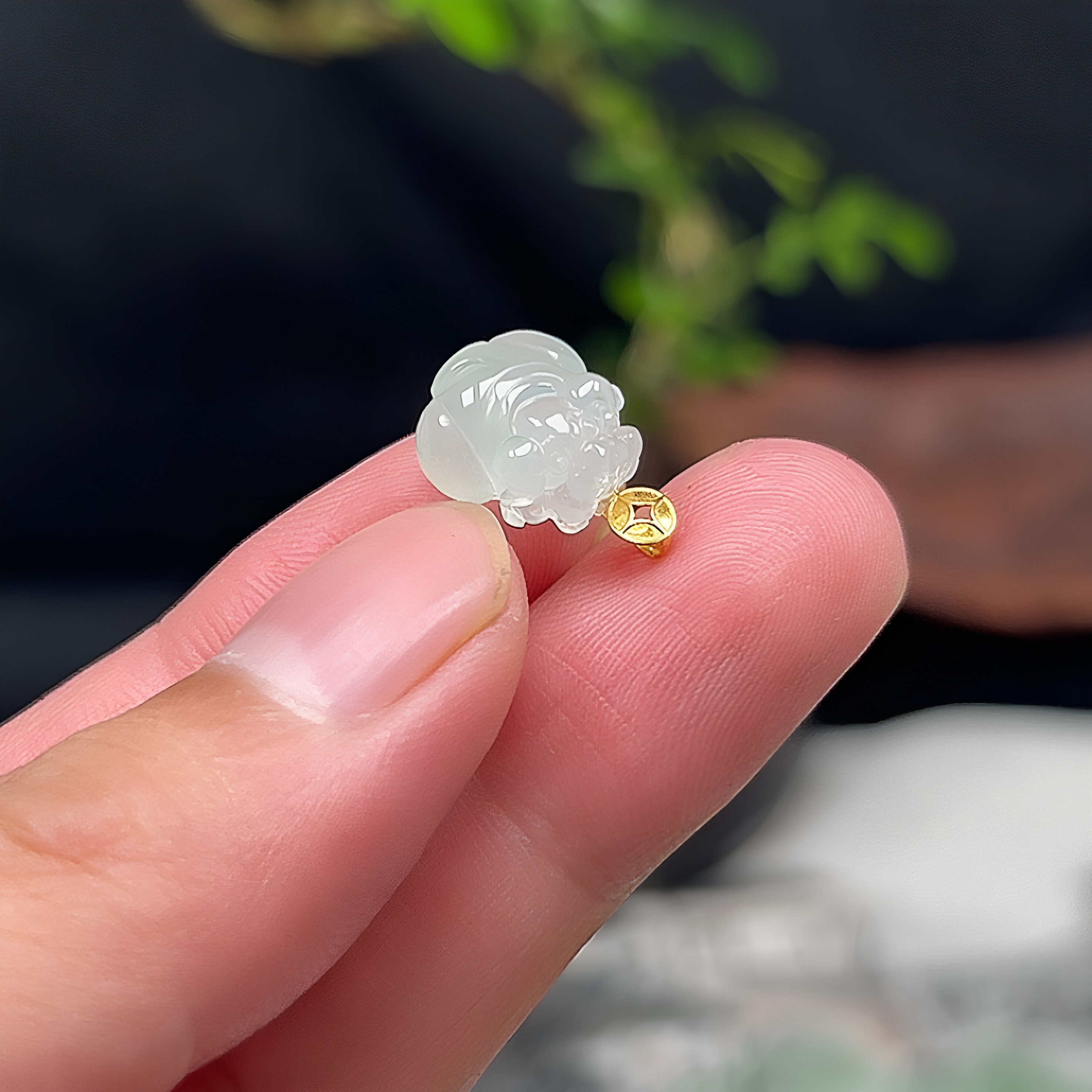 缅甸A货翡翠高冰生肖狗玉坠