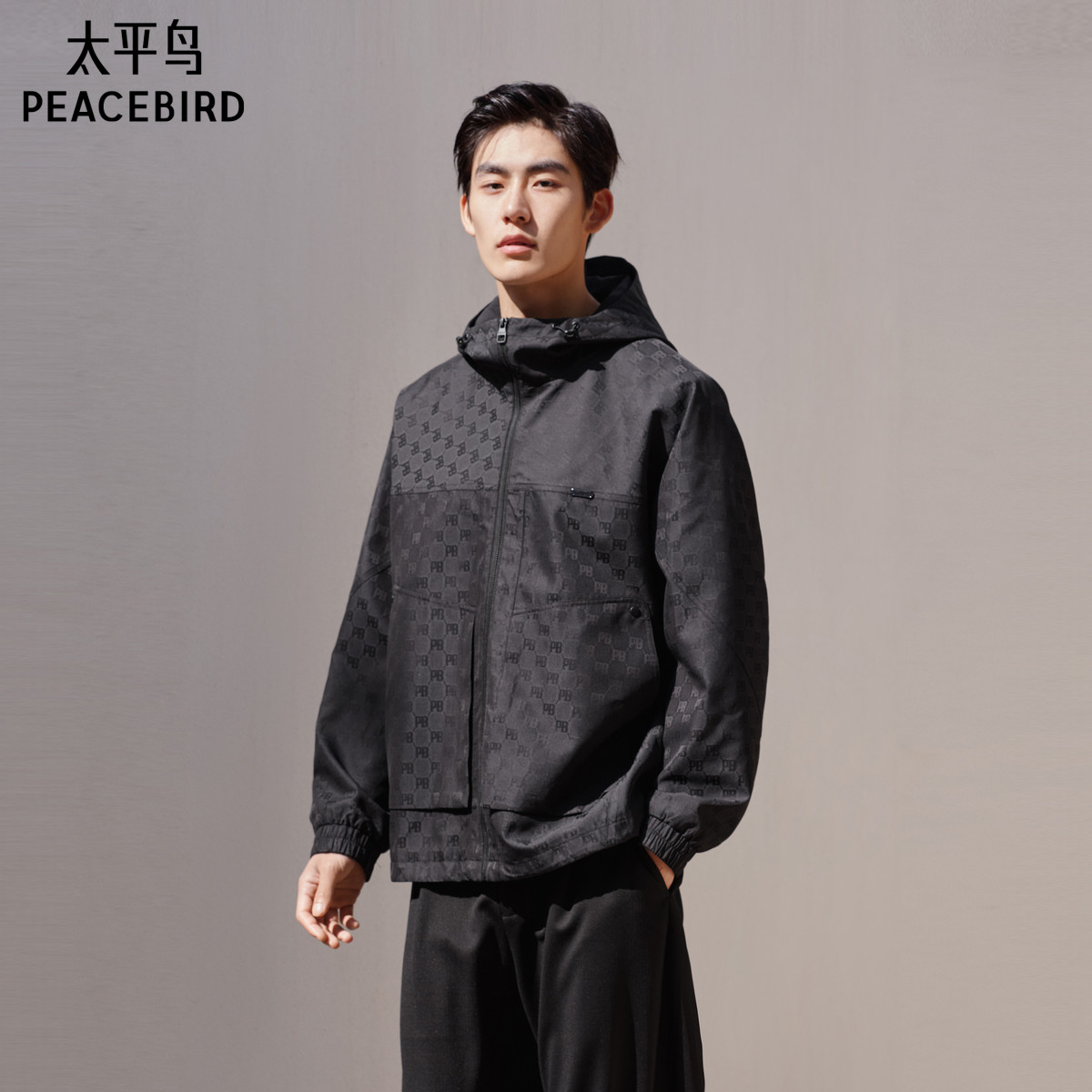 太平鸟男装暗纹提花连帽夹克2025秋新款户外休闲钓鱼服时尚茄克