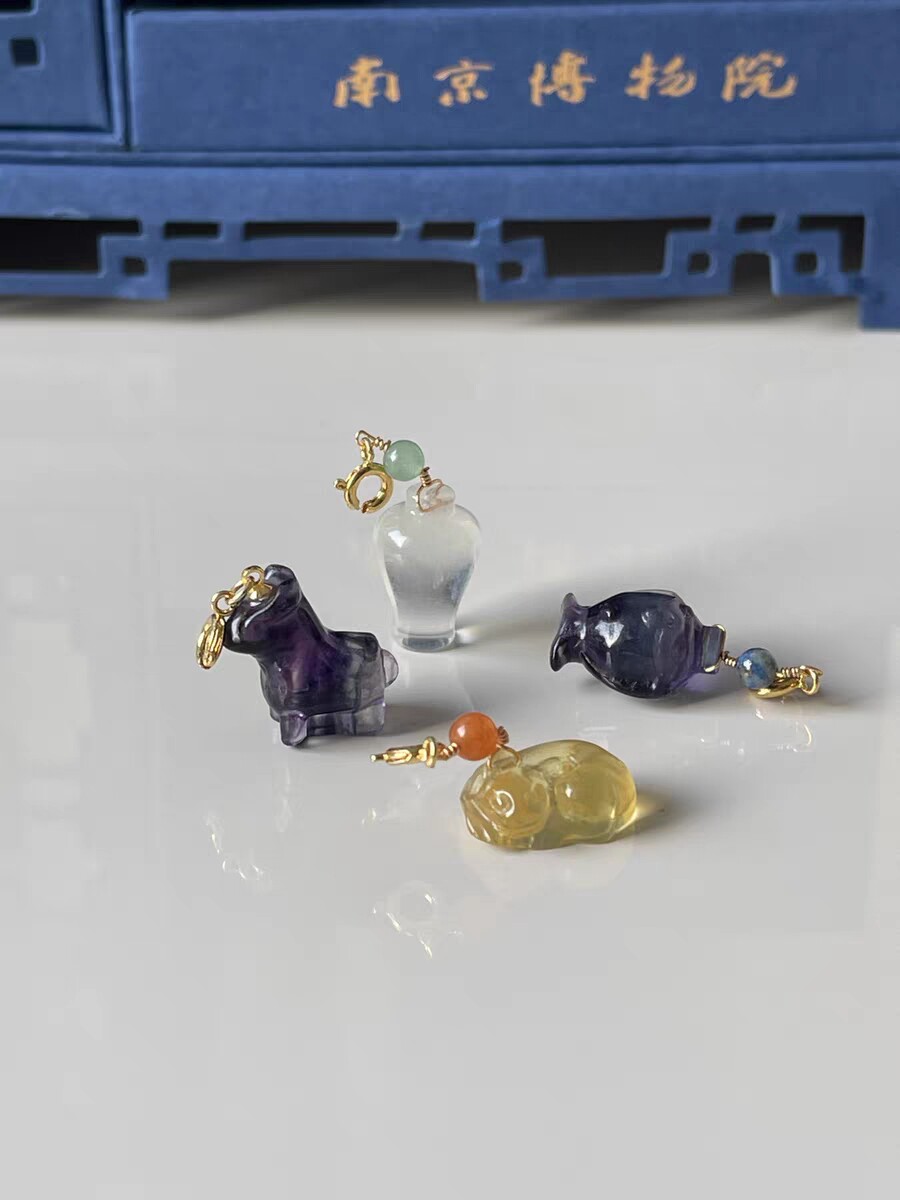 南京博物院天然萤石太平有象双鱼梅瓶凤鸟纹项链包包装饰挂件礼品
