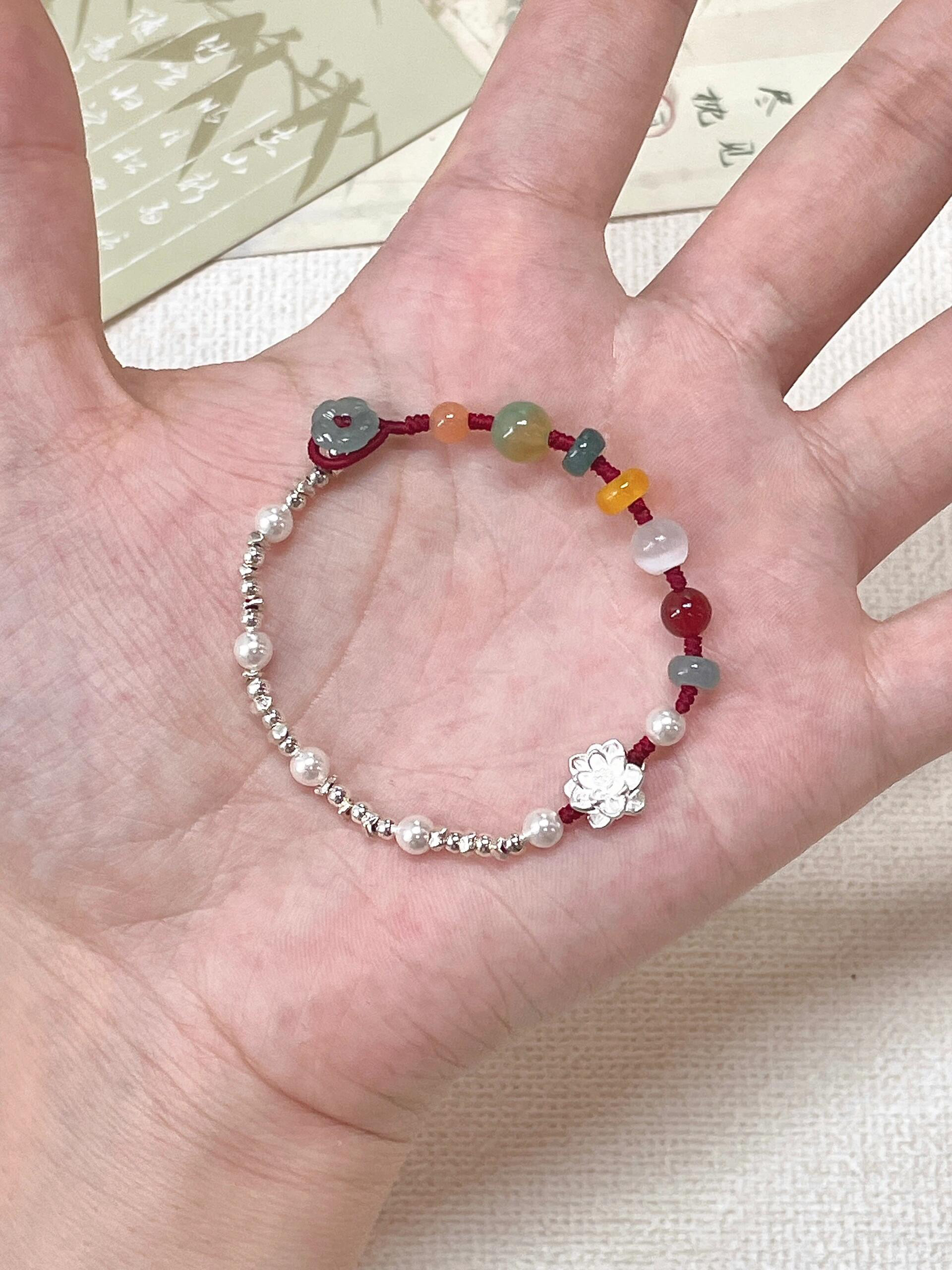 新款彩多宝小莲花手编绳手工编织碎银珍珠转运珠莲花手链简约显白