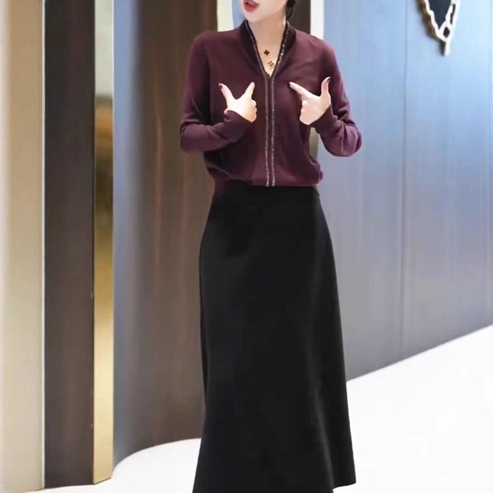 今年流行特惠241168大爱美依缘2025秋季新款重工烫钻V领显瘦上衣