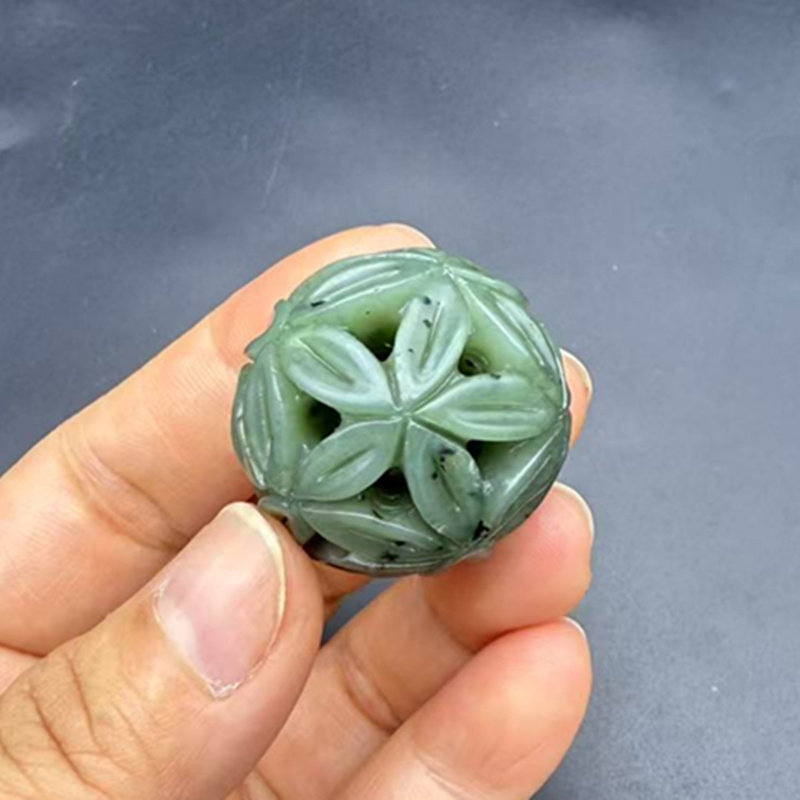 和田玉镂空紫荆花圆珠碧玉玉球