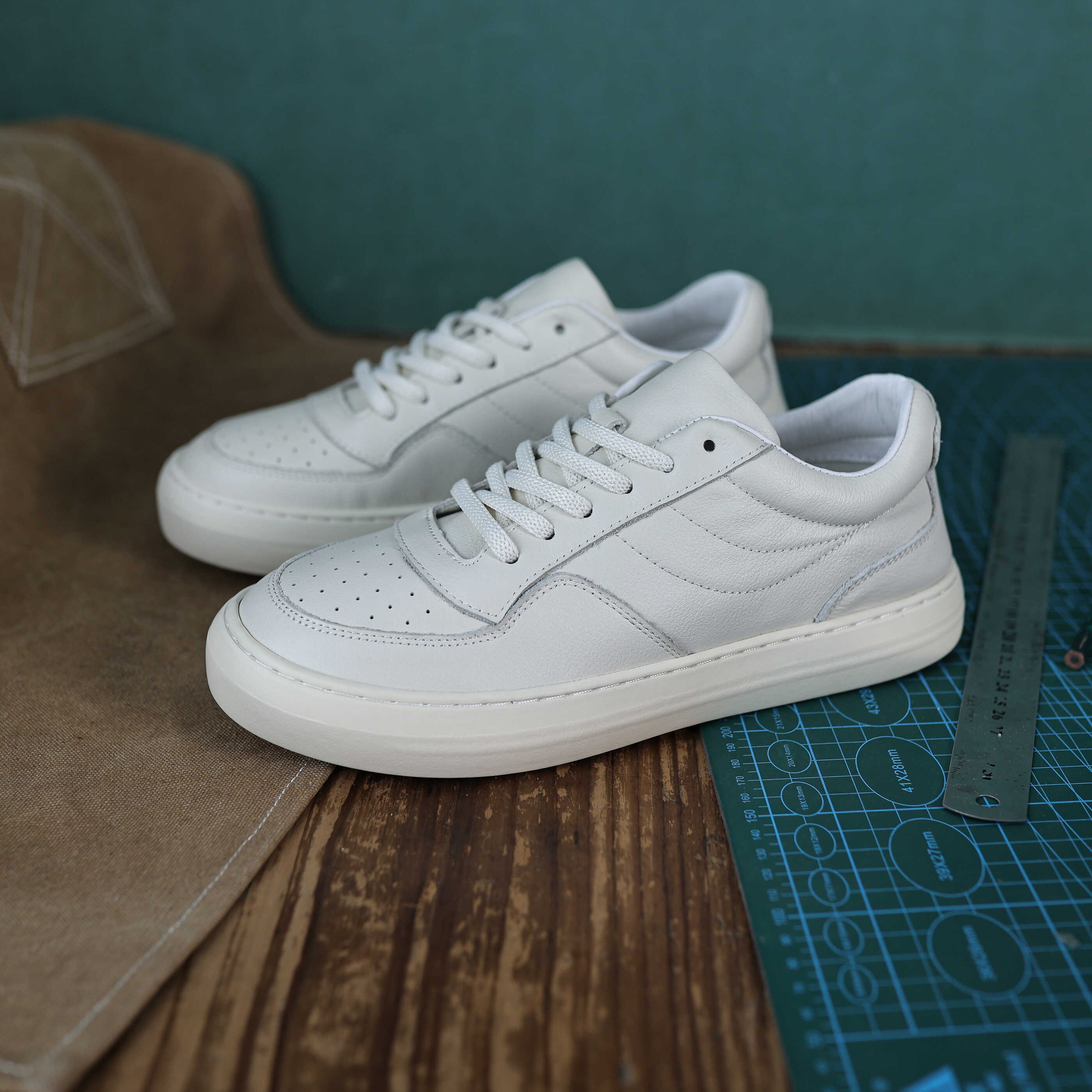 休闲真皮小白鞋透气百搭2024新款