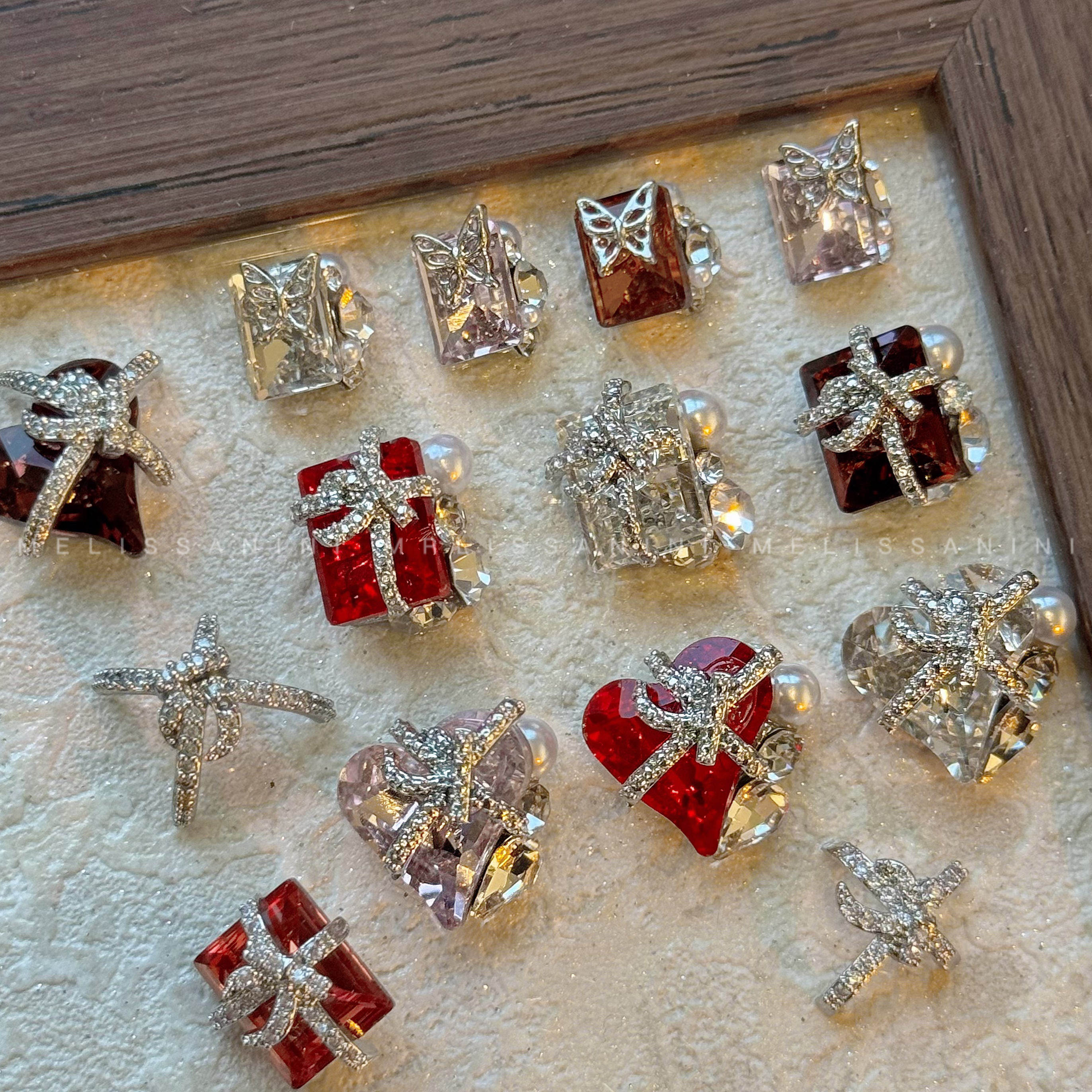 MELISSANINI【新年礼盒】浪漫绑带礼物夹子成品钻堆美甲饰品M17,彩妆/香水/美妆工具,美甲工具,淘宝优惠券,粉丝福利购,淘宝优惠卷