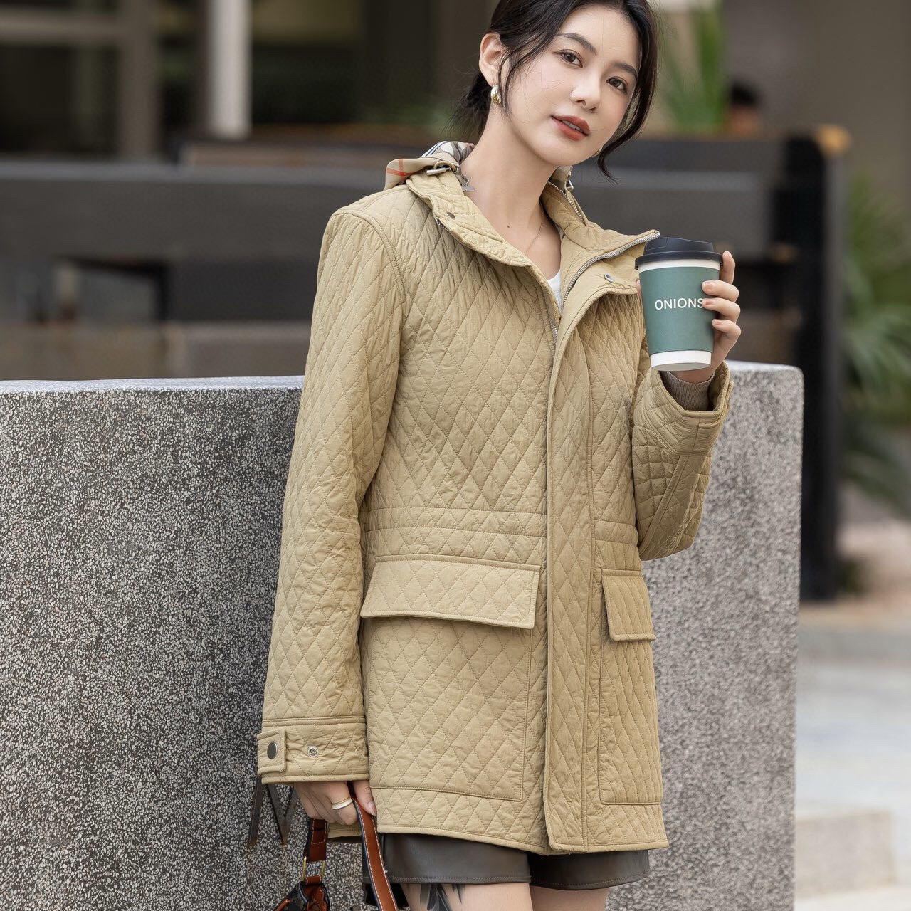 2024秋冬季新款女士菱形绗缝连帽收腰外套双口袋抽绳中长款棉服女