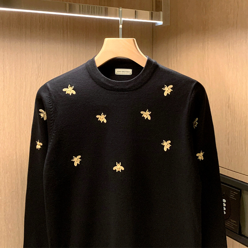 EUROPEAN STATION TIDE MENS PERSONALITY LIGHT LUXURY BASE KNITWEAR MENS BEE EMBROIDERY SLIM ROUND NECK SWEATER MENS AUTUMN AND WINTER