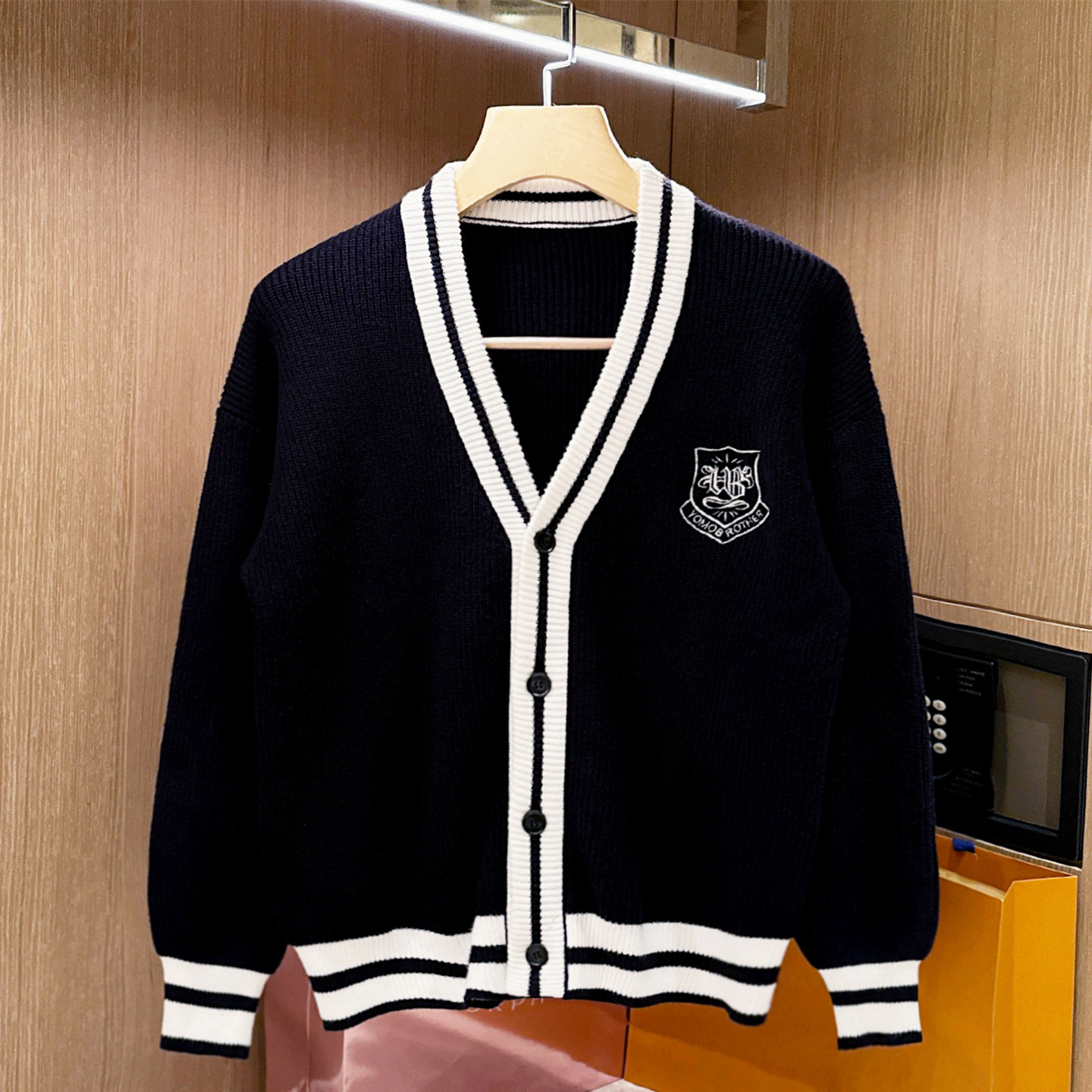 学院风冬季休闲加厚V领开衫针织衫男 时尚复古徽章刺绣毛衣外套男,男装,针织衫/毛衣,淘宝优惠券,粉丝福利购,淘宝优惠卷