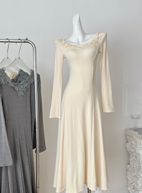 大Eees 素锦绣 刺绣蕾丝两穿U领针织连衣裙