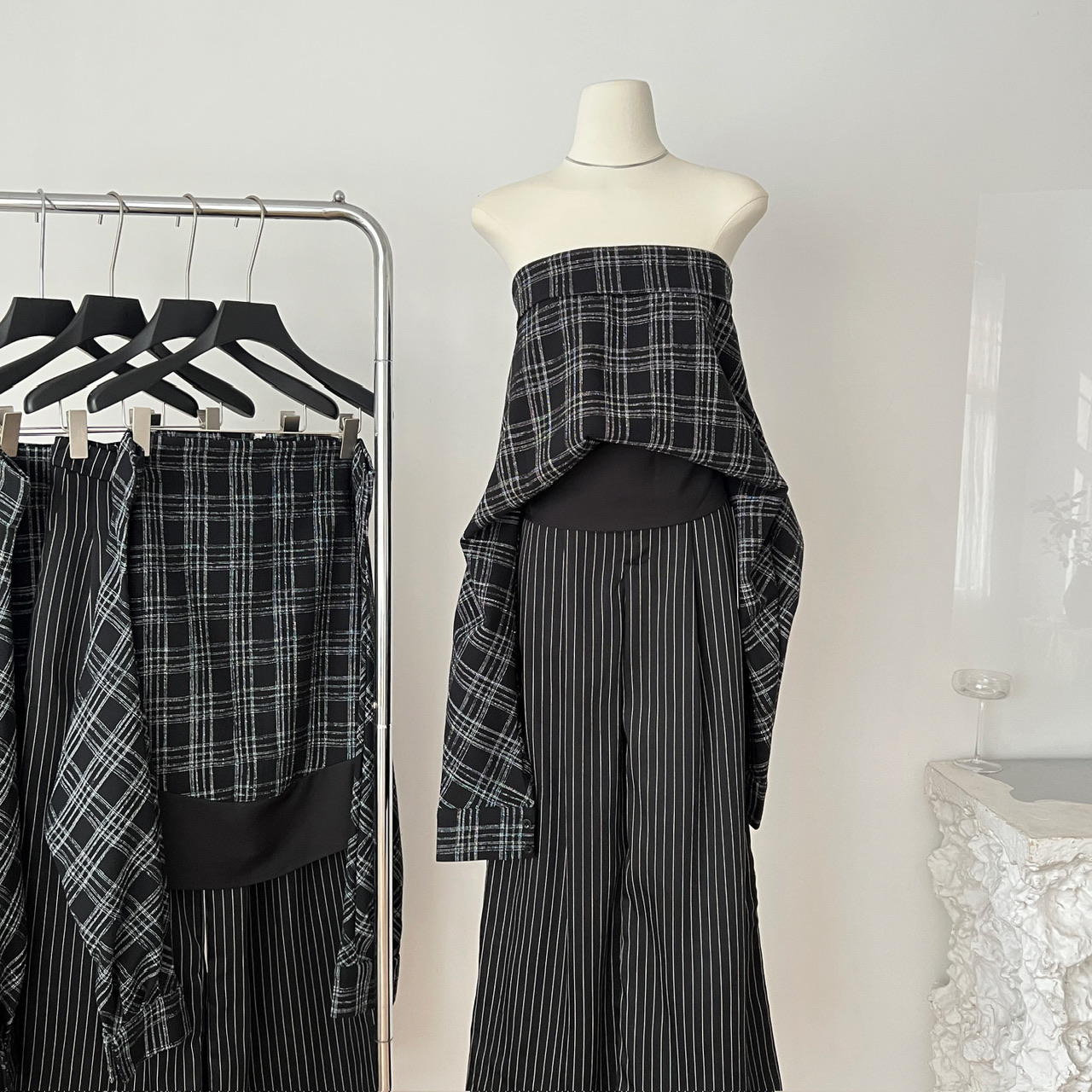 誉芝yuzhi 慵懒风简约秋季黑白撞色格纹设计一字肩收腰长袖上衣女